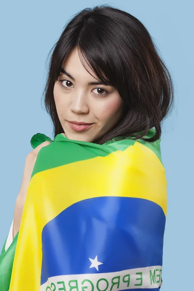 Vrouw gewikkeld in Braziliaanse vlag — Stockfoto