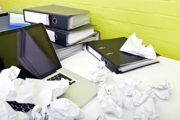 Verfrommeld papier over laptop — Stockfoto