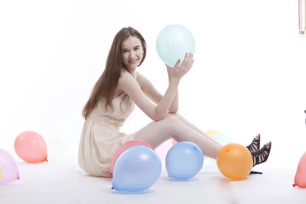 Mujer en vestido en el suelo con globos — Foto de Stock