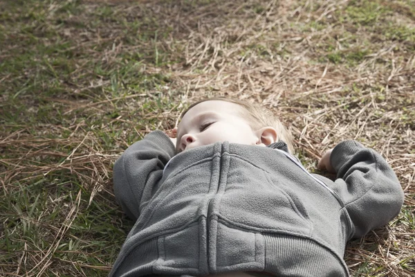Ragazzo sdraiato sull'erba — Foto Stock