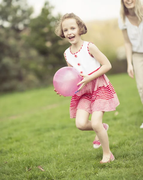 Madre e hija jugando con la pelota — Foto de Stock