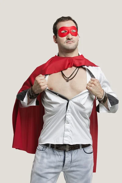 Молодий чоловік в костюмі супергероя — стокове фото