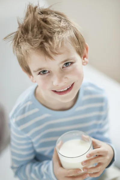 Garçon avec verre de lait — Photo