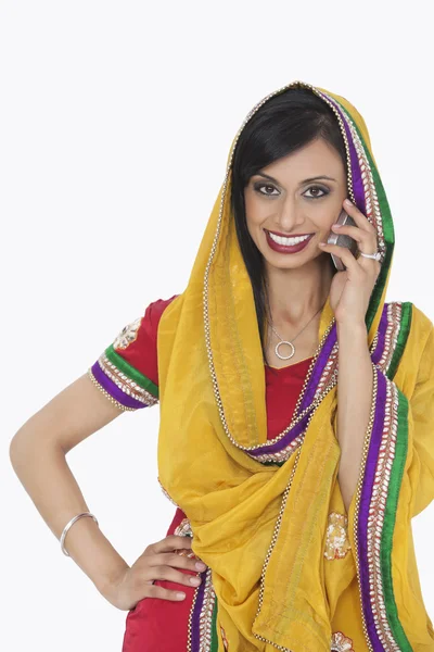 Femme indienne répondant à un appel téléphonique — Photo