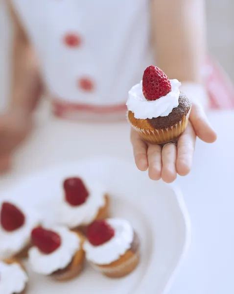 Kleine Hand mit Tasse Kuchen — Stockfoto