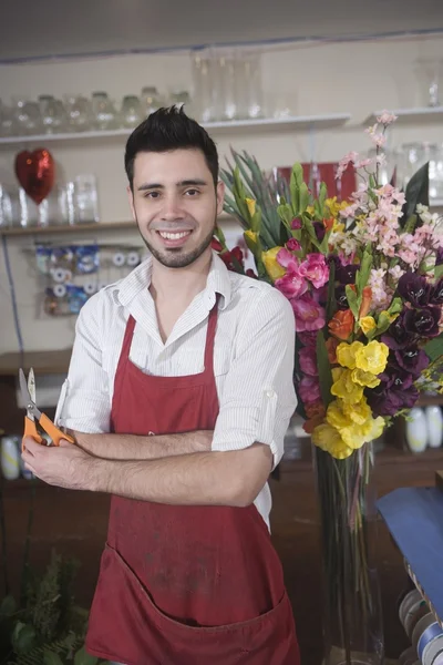 Florista fica com arranjo de flores — Fotografia de Stock