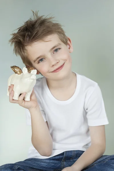 Pojke med spargris — Stockfoto