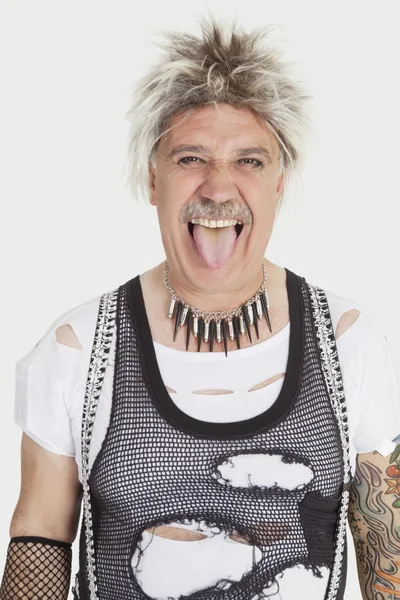 Senior männlicher Punk streckt die Zunge heraus — Stockfoto