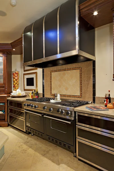 Fogão de fogão de aço inoxidável na cozinha — Fotografia de Stock