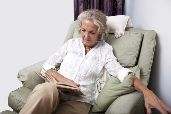 Starsza kobieta czytanie książki — Zdjęcie stockowe