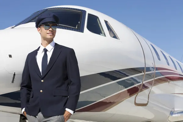 Young pilot standing by private airplane — Stock Photo, Image