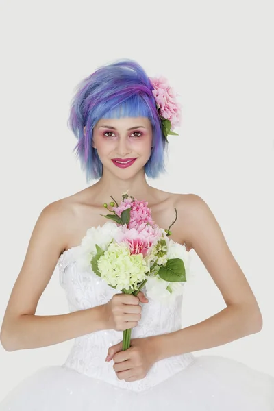 Schöne junge Frau im Hochzeitskleid — Stockfoto