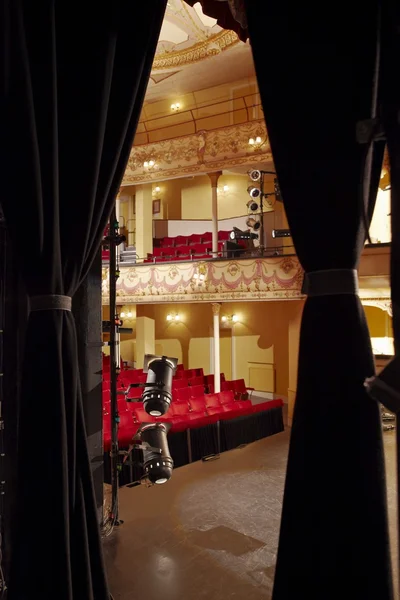 Vista de teatro através de cortina de palco — Fotografia de Stock