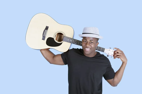 Афроамериканец с гитарой — стоковое фото