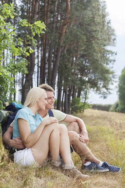 Casal relaxante na floresta — Fotografia de Stock