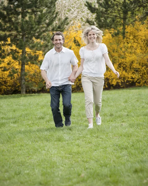 Paar loopt door park — Stockfoto