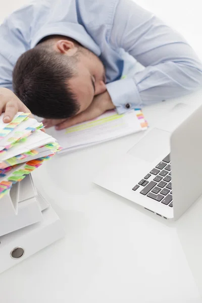 Affärsman somnat vid sitt skrivbord — Stockfoto