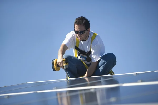Homem trabalhando em painéis solares — Fotografia de Stock
