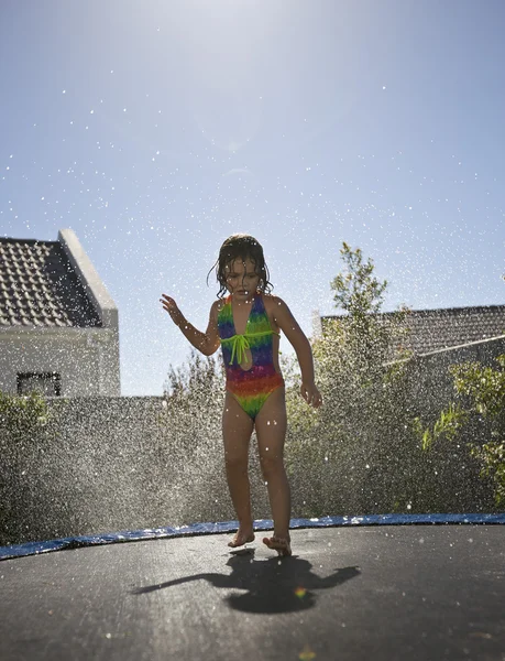 Fille sautant sur trampoline — Photo