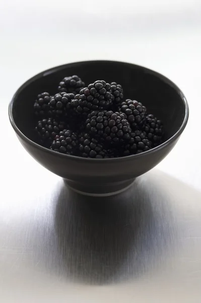 Moras en tazón negro — Foto de Stock