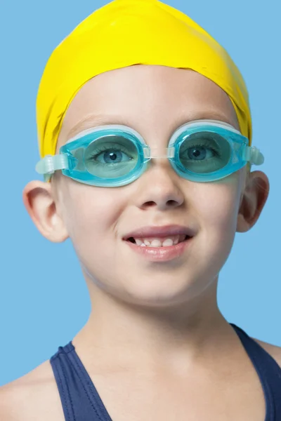 Girl wearing swim cap and goggles — Stock Photo, Image