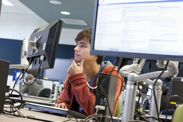 Studente universitario utilizzando il computer — Foto Stock