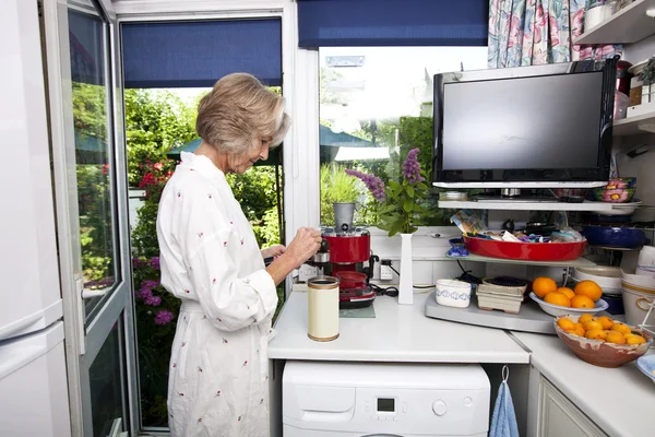 Senior woman filling ground espresso — Stock Photo, Image