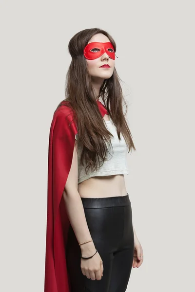 Jonge vrouw in superheld kostuum — Stockfoto