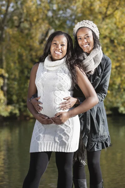 Femme enceinte avec une amie dans le parc — Photo