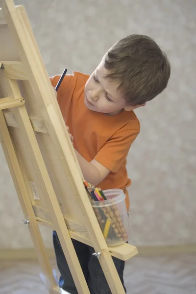 Jovem menino desenho em uma tela — Fotografia de Stock