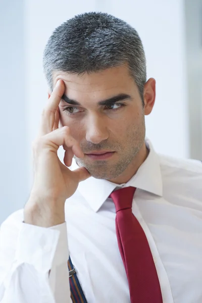 Nachdenklicher Geschäftsmann — Stockfoto