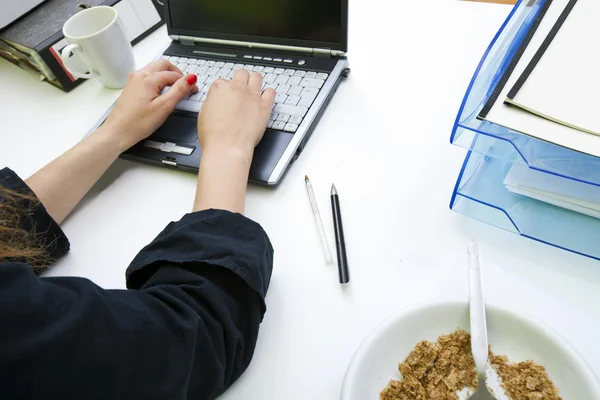 Kvinnans händer att skriva på laptop — Stockfoto