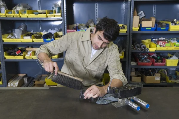 Uomo in officina con attrezzi — Foto Stock