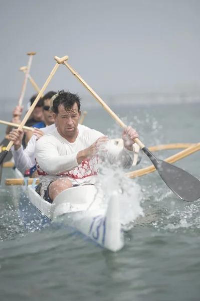 Outrigger paddling team — Stockfoto