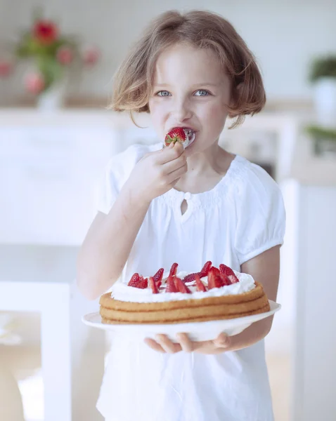 Girl with cake and strawberries — Stock Photo, Image