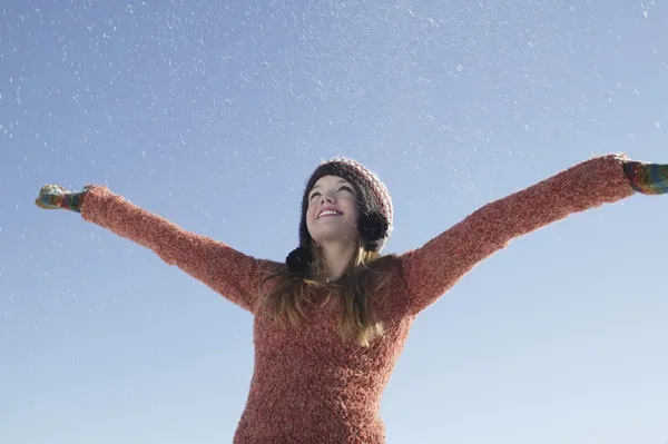 Menina de 14 anos em roupas de inverno com os braços estendidos — Fotografia de Stock