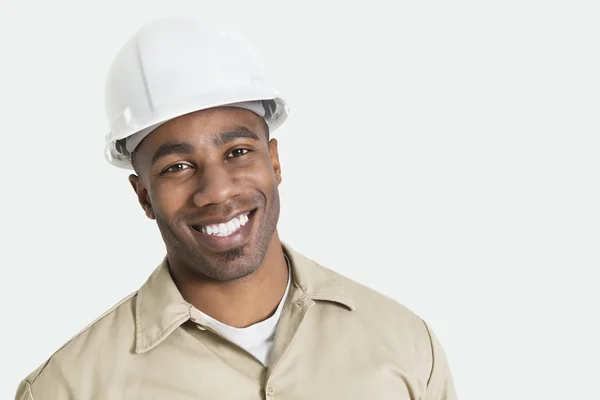 Construcción africana con hardhat — Foto de Stock