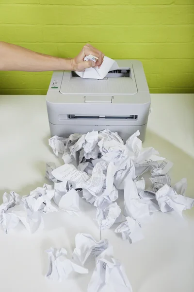 Zakenman hand met behulp van printer — Stockfoto