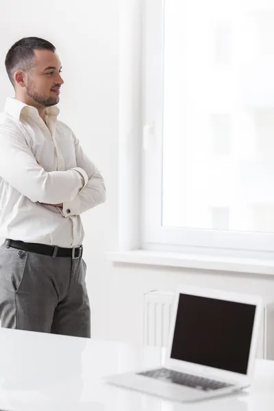 Hombre de negocios mirando por la ventana —  Fotos de Stock