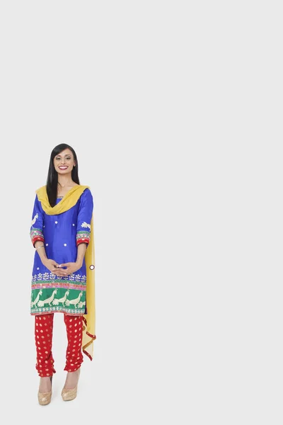 Indiai nő a hagyományos viselet — Stock Fotó