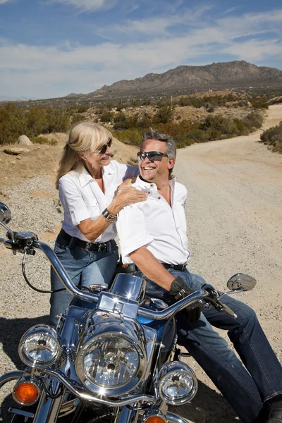 Casal sênior sentado em moto — Fotografia de Stock