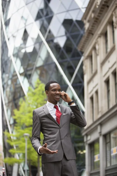 Αφρικανικός Αμερικανός επιχειρηματίας χρησιμοποιώντας κινητό τηλέφωνο — Φωτογραφία Αρχείου