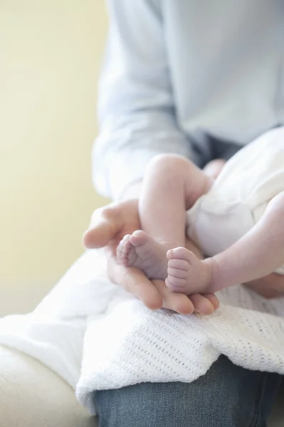 赤ちゃんの足を持つ父親 — ストック写真