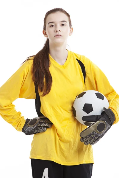 Jogadora de futebol feminino segurando bola — Fotografia de Stock