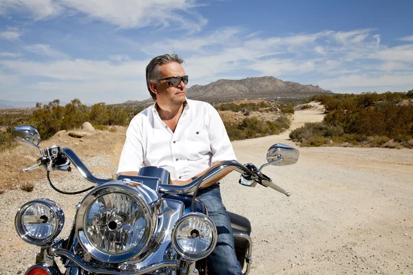 Homme âgé sur moto — Photo