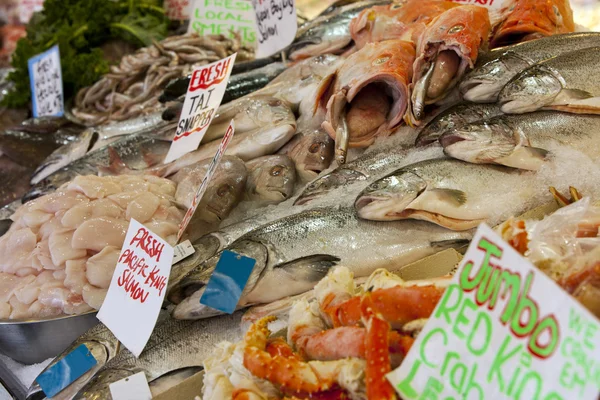 Vissen op vismarkt — Stockfoto