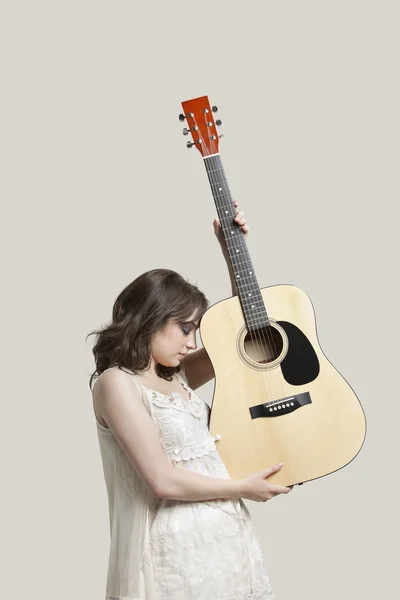 Woman bedrijf guitar — Stockfoto