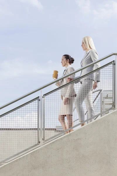 Geschäftsfrauen ziehen Treppe hinunter — Stockfoto