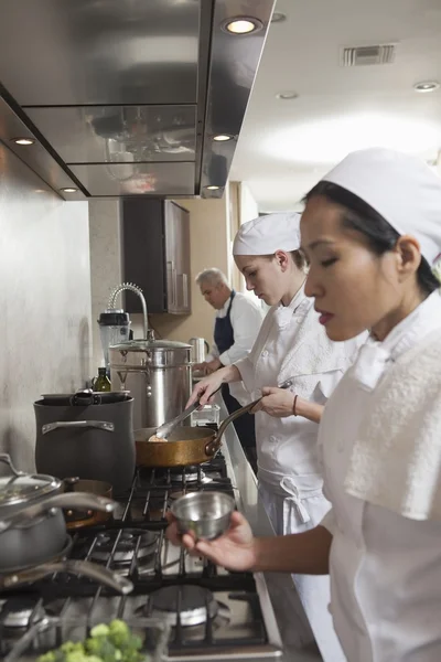 Chef-koks werken bij drukke keuken — Stockfoto