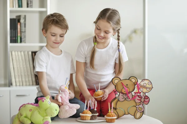 Syskon och mjuka leksaker firar — Stockfoto